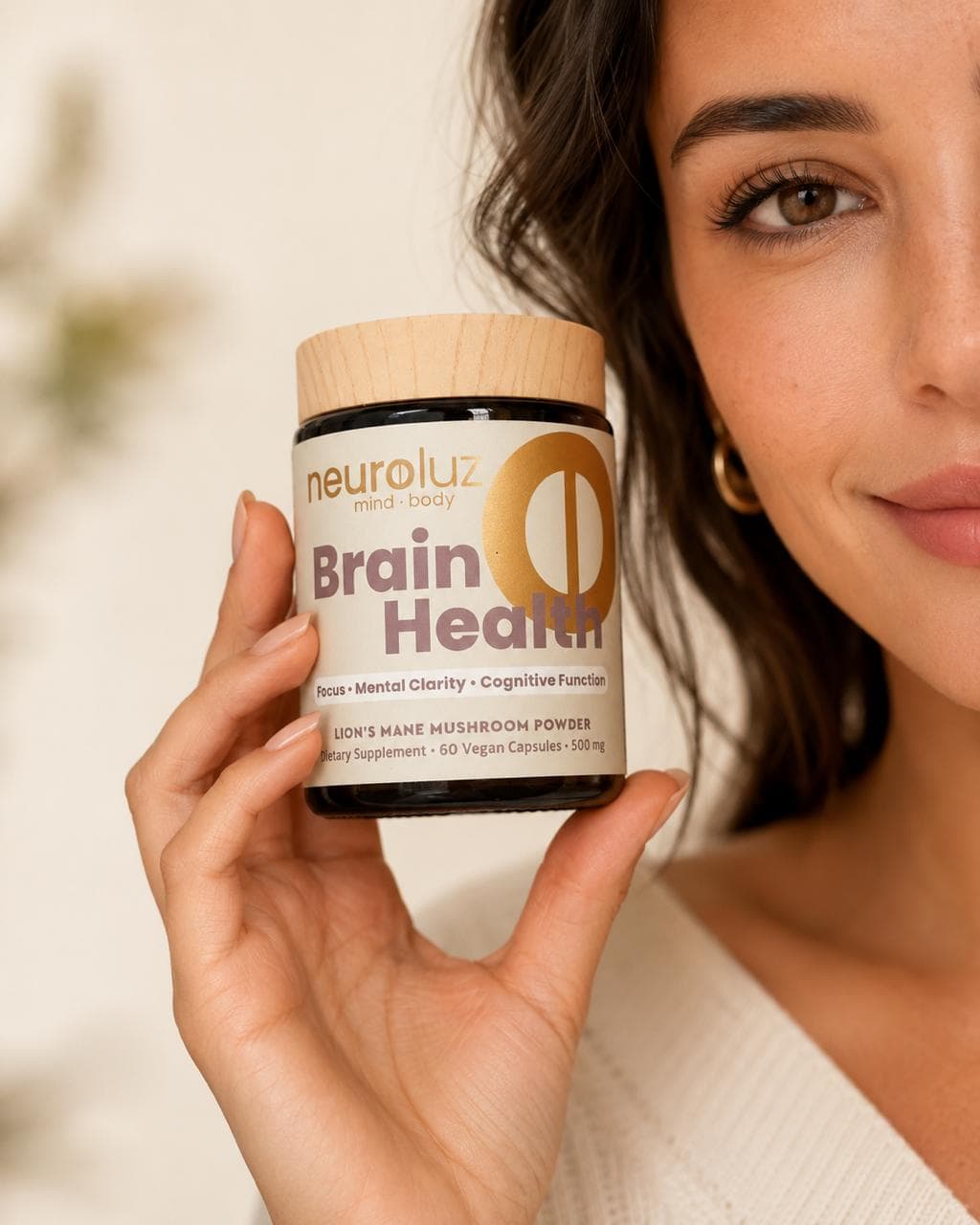 Brain Health sostenido junto al rostro de una mujer